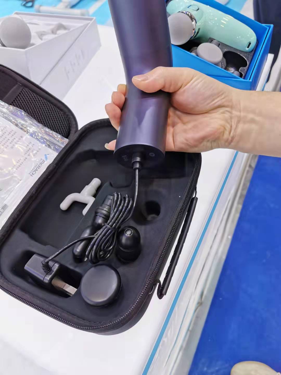 Sut mae'r pin pogo gwefr wedi'i ddylunio ar gyfer y ddyfais Colur?