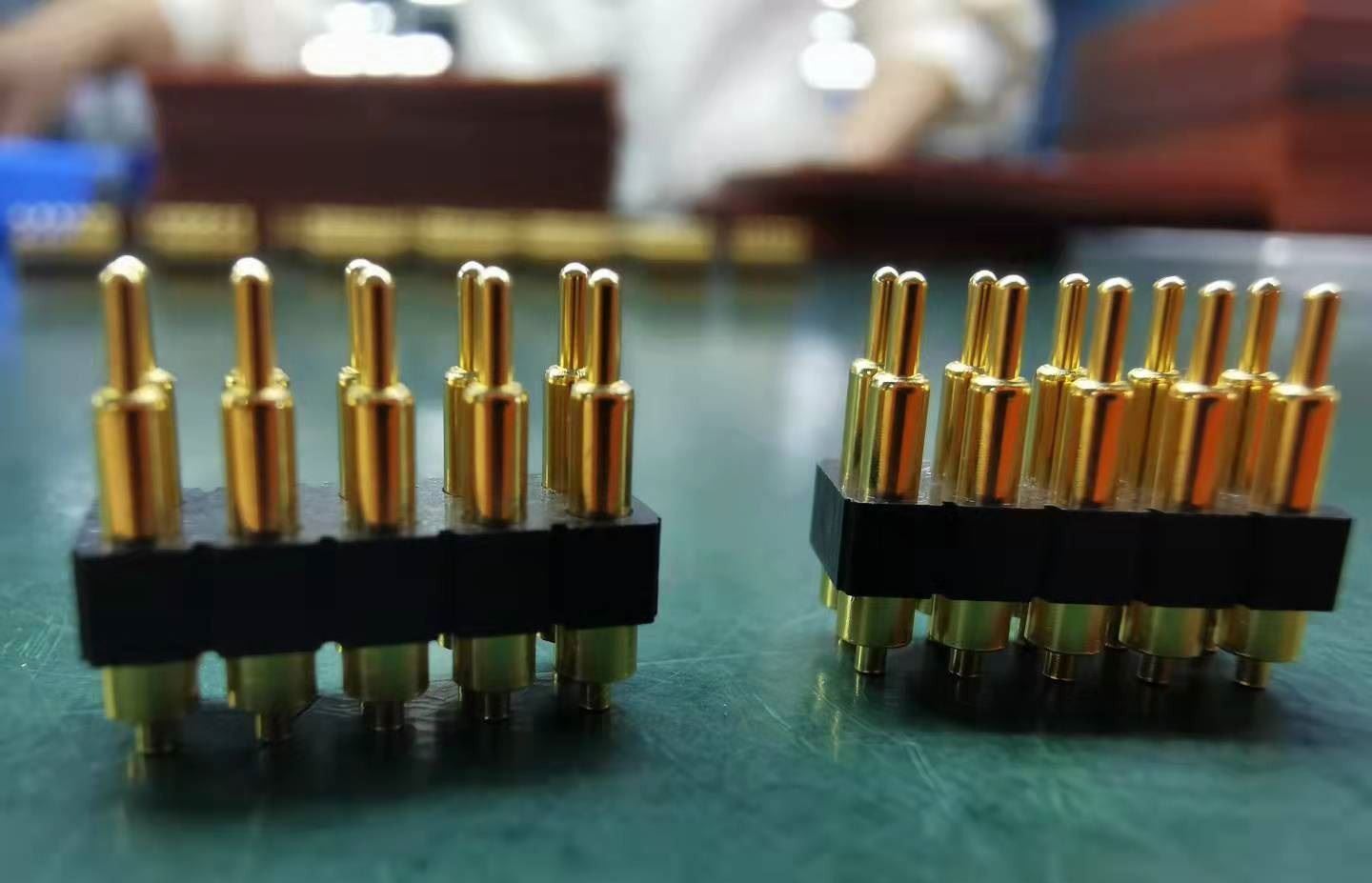 Y broses gynhyrchu pinnau pogo