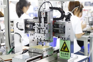 Y broses gynhyrchu o godi tâl pin pogo